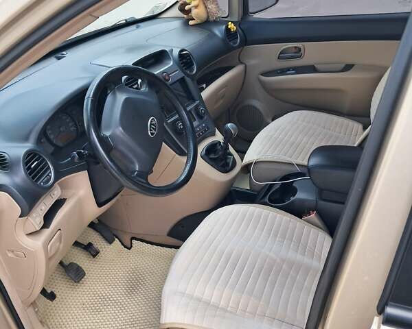 Бежевый Киа Каренс, объемом двигателя 1.99 л и пробегом 170 тыс. км за 6800 $, фото 4 на Automoto.ua