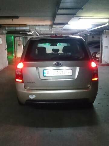 Бежевый Киа Каренс, объемом двигателя 2 л и пробегом 196 тыс. км за 4900 $, фото 4 на Automoto.ua