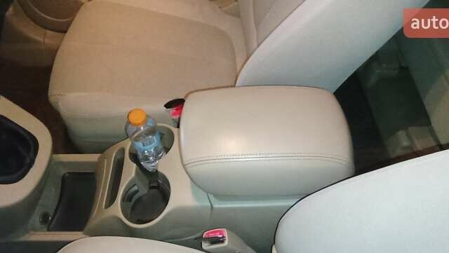 Бежевый Киа Каренс, объемом двигателя 2 л и пробегом 196 тыс. км за 4900 $, фото 2 на Automoto.ua