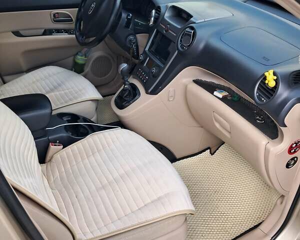 Бежевый Киа Каренс, объемом двигателя 1.99 л и пробегом 170 тыс. км за 6800 $, фото 7 на Automoto.ua