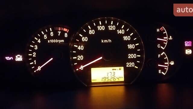 Бежевый Киа Каренс, объемом двигателя 2 л и пробегом 196 тыс. км за 4900 $, фото 1 на Automoto.ua