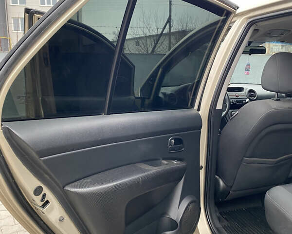 Бежевый Киа Каренс, объемом двигателя 1.98 л и пробегом 195 тыс. км за 6300 $, фото 15 на Automoto.ua