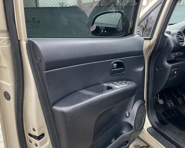 Бежевый Киа Каренс, объемом двигателя 1.98 л и пробегом 195 тыс. км за 6300 $, фото 13 на Automoto.ua