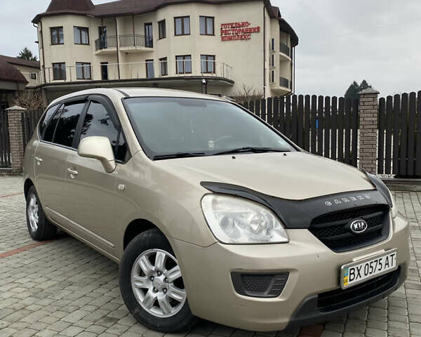 Бежевый Киа Каренс, объемом двигателя 1.98 л и пробегом 195 тыс. км за 6300 $, фото 2 на Automoto.ua