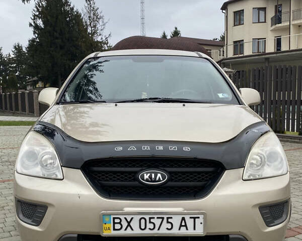 Бежевый Киа Каренс, объемом двигателя 1.98 л и пробегом 195 тыс. км за 6300 $, фото 1 на Automoto.ua