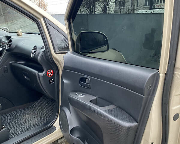 Бежевый Киа Каренс, объемом двигателя 1.98 л и пробегом 195 тыс. км за 6300 $, фото 11 на Automoto.ua