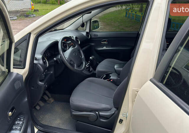 Бежевый Киа Каренс, объемом двигателя 1.99 л и пробегом 140 тыс. км за 7900 $, фото 8 на Automoto.ua