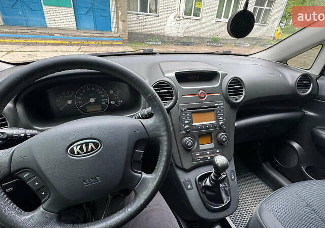 Бежевый Киа Каренс, объемом двигателя 1.99 л и пробегом 140 тыс. км за 7900 $, фото 16 на Automoto.ua