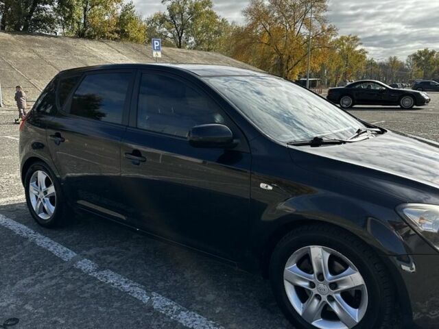 Чорний Кіа Каренс, об'ємом двигуна 1.6 л та пробігом 1 тис. км за 7500 $, фото 6 на Automoto.ua