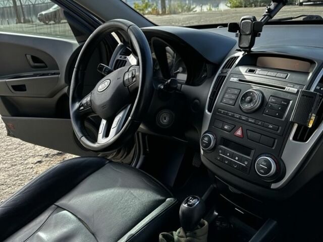 Чорний Кіа Каренс, об'ємом двигуна 1.6 л та пробігом 1 тис. км за 7500 $, фото 4 на Automoto.ua