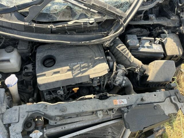 Черный Киа Каренс, объемом двигателя 1.7 л и пробегом 2 тыс. км за 3600 $, фото 6 на Automoto.ua