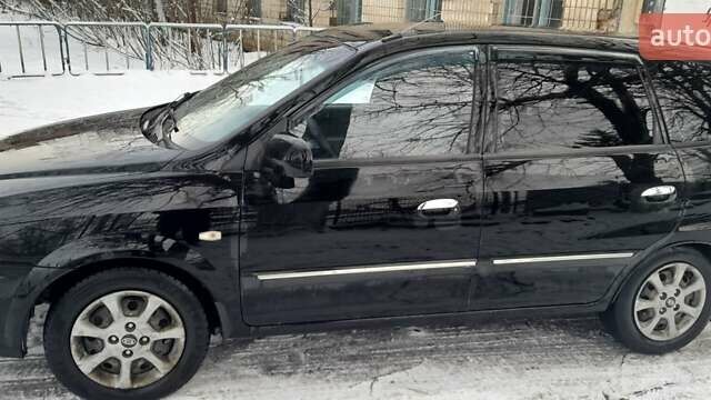 Черный Киа Каренс, объемом двигателя 2 л и пробегом 330 тыс. км за 4500 $, фото 5 на Automoto.ua
