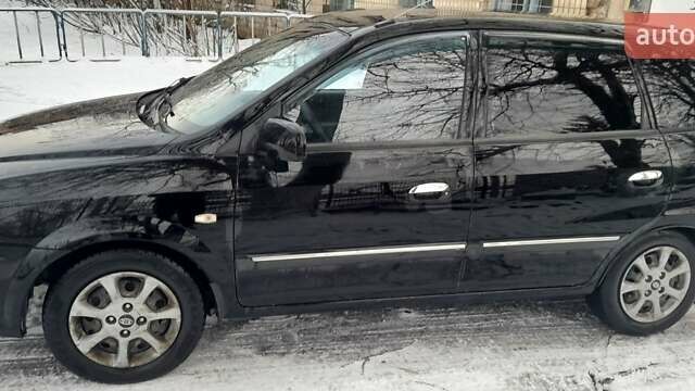 Черный Киа Каренс, объемом двигателя 2 л и пробегом 330 тыс. км за 4500 $, фото 1 на Automoto.ua
