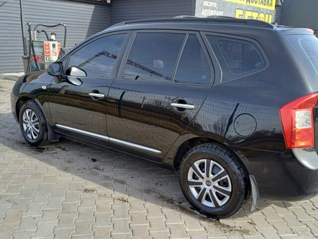 Черный Киа Каренс, объемом двигателя 2 л и пробегом 229 тыс. км за 5200 $, фото 2 на Automoto.ua