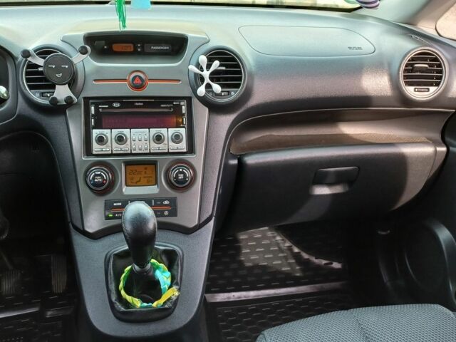 Черный Киа Каренс, объемом двигателя 2 л и пробегом 229 тыс. км за 5200 $, фото 5 на Automoto.ua