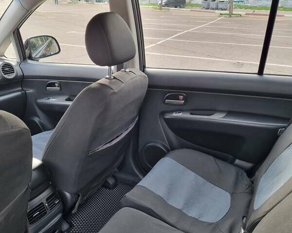 Черный Киа Каренс, объемом двигателя 2 л и пробегом 347 тыс. км за 5500 $, фото 9 на Automoto.ua