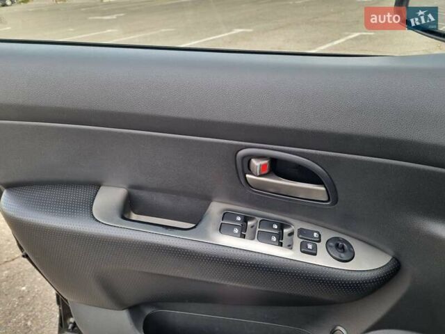 Черный Киа Каренс, объемом двигателя 2 л и пробегом 347 тыс. км за 5500 $, фото 8 на Automoto.ua