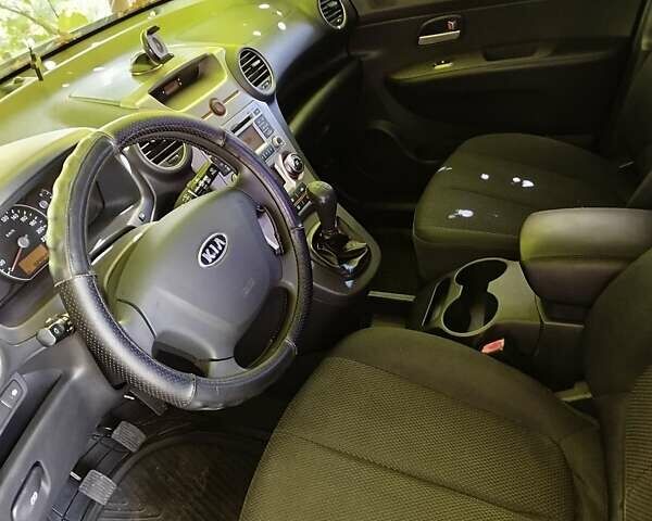 Черный Киа Каренс, объемом двигателя 2 л и пробегом 99 тыс. км за 5500 $, фото 3 на Automoto.ua