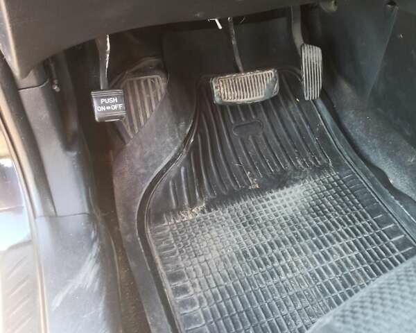 Чорний Кіа Каренс, об'ємом двигуна 2 л та пробігом 234 тис. км за 5500 $, фото 3 на Automoto.ua