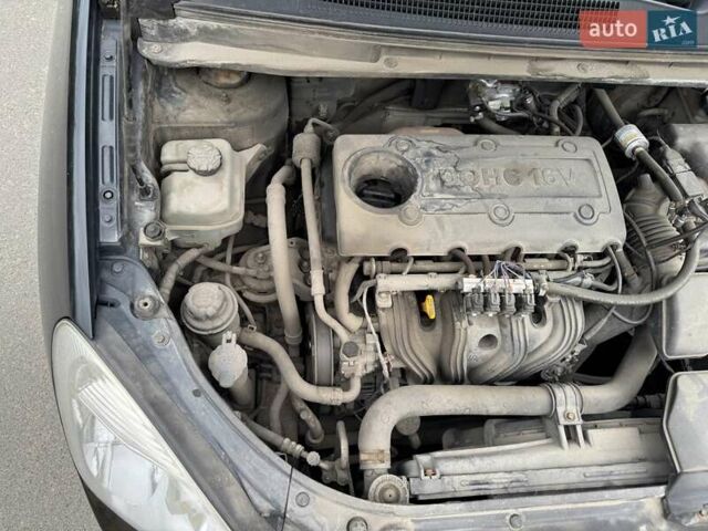 Черный Киа Каренс, объемом двигателя 2 л и пробегом 496 тыс. км за 4300 $, фото 6 на Automoto.ua