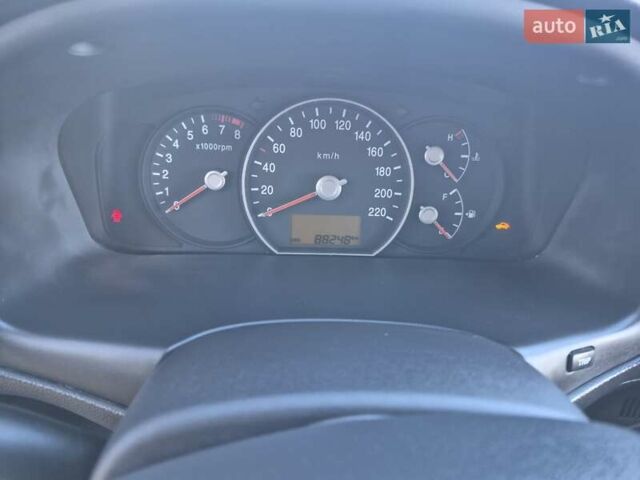 Чорний Кіа Каренс, об'ємом двигуна 2 л та пробігом 88 тис. км за 6450 $, фото 48 на Automoto.ua