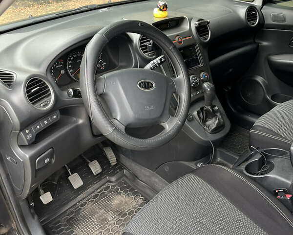 Кіа Каренс 2008 у Харкові на Automoto.ua Чорний Кіа Каренс, об'ємом двигуна 2 л та пробігом 207 тис. км за 7000 $, фото 27 на Automoto.ua