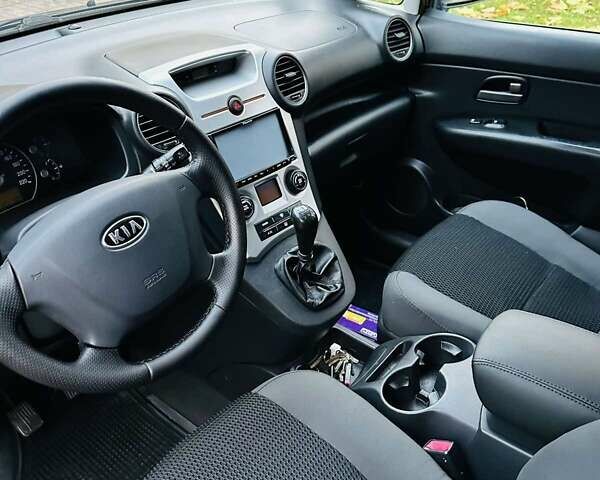 Киа Каренс 2008 в Хусте на Automoto.ua Черный Киа Каренс, объемом двигателя 2 л и пробегом 125 тыс. км за 6700 $, фото 5 на Automoto.ua