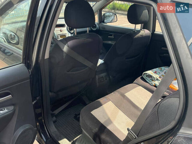 Черный Киа Каренс, объемом двигателя 2 л и пробегом 311 тыс. км за 6700 $, фото 14 на Automoto.ua