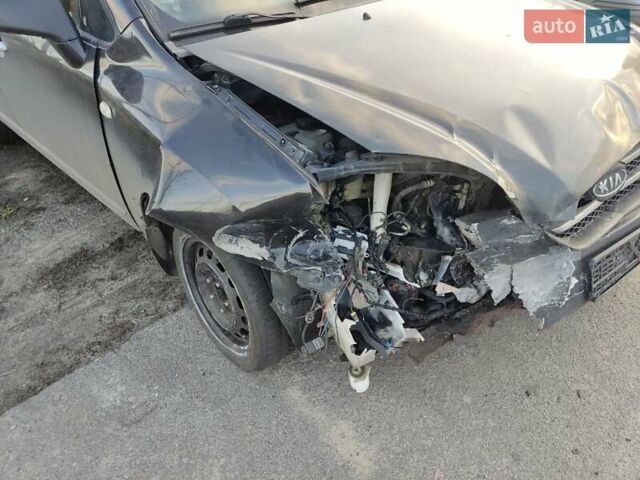 Черный Киа Каренс, объемом двигателя 2 л и пробегом 340 тыс. км за 3000 $, фото 7 на Automoto.ua