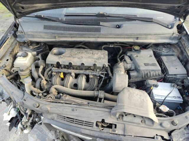 Черный Киа Каренс, объемом двигателя 1.98 л и пробегом 340 тыс. км за 3000 $, фото 3 на Automoto.ua