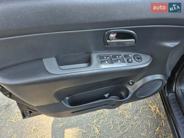 Чорний Кіа Каренс, об'ємом двигуна 2 л та пробігом 88 тис. км за 6450 $, фото 35 на Automoto.ua
