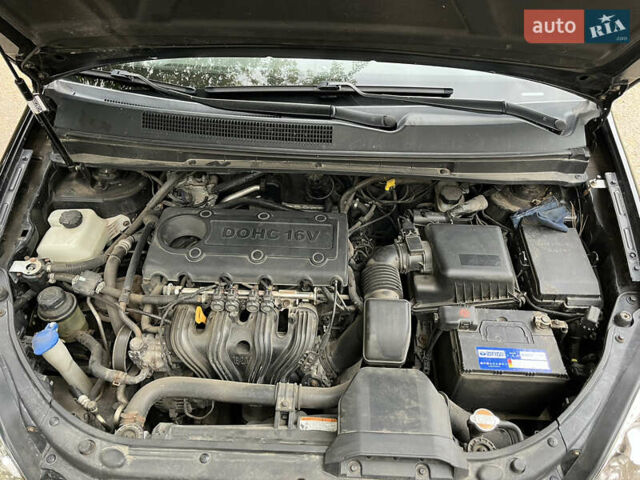 Кіа Каренс 2008 у Харкові на Automoto.ua Чорний Кіа Каренс, об'ємом двигуна 2 л та пробігом 207 тис. км за 7000 $, фото 13 на Automoto.ua