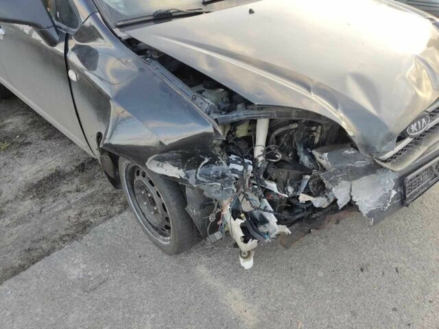 Черный Киа Каренс, объемом двигателя 1.98 л и пробегом 340 тыс. км за 3000 $, фото 7 на Automoto.ua