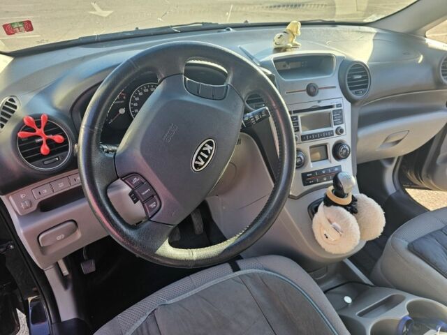 Черный Киа Каренс, объемом двигателя 0 л и пробегом 230 тыс. км за 6900 $, фото 7 на Automoto.ua