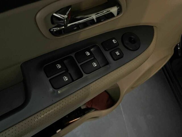 Черный Киа Каренс, объемом двигателя 1.6 л и пробегом 269 тыс. км за 7500 $, фото 16 на Automoto.ua