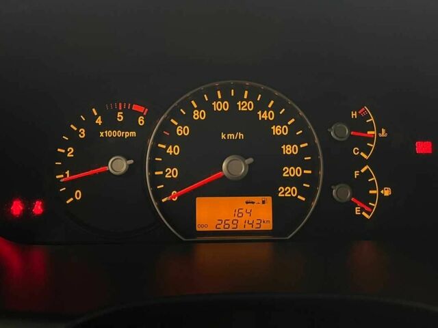 Черный Киа Каренс, объемом двигателя 1.6 л и пробегом 269 тыс. км за 7500 $, фото 11 на Automoto.ua