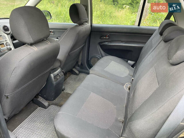 Чорний Кіа Каренс, об'ємом двигуна 2 л та пробігом 674 тис. км за 10000 $, фото 1 на Automoto.ua