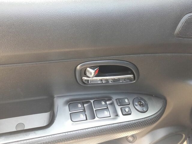 Черный Киа Каренс, объемом двигателя 2 л и пробегом 240 тыс. км за 6750 $, фото 10 на Automoto.ua