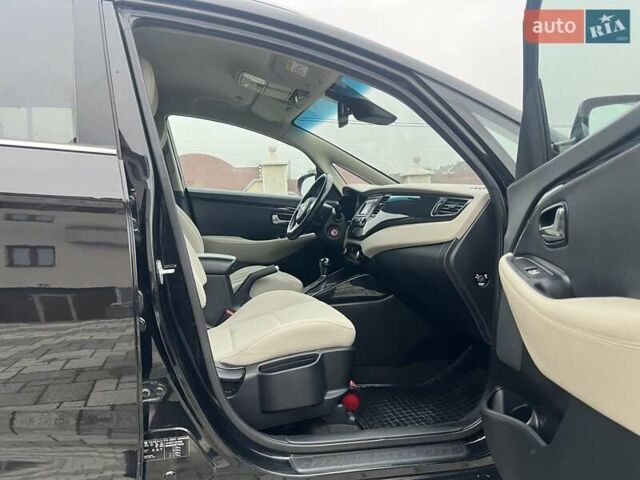 Черный Киа Каренс, объемом двигателя 1.69 л и пробегом 179 тыс. км за 10950 $, фото 95 на Automoto.ua