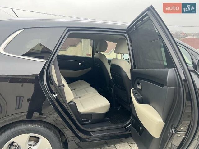 Черный Киа Каренс, объемом двигателя 1.69 л и пробегом 179 тыс. км за 10950 $, фото 99 на Automoto.ua