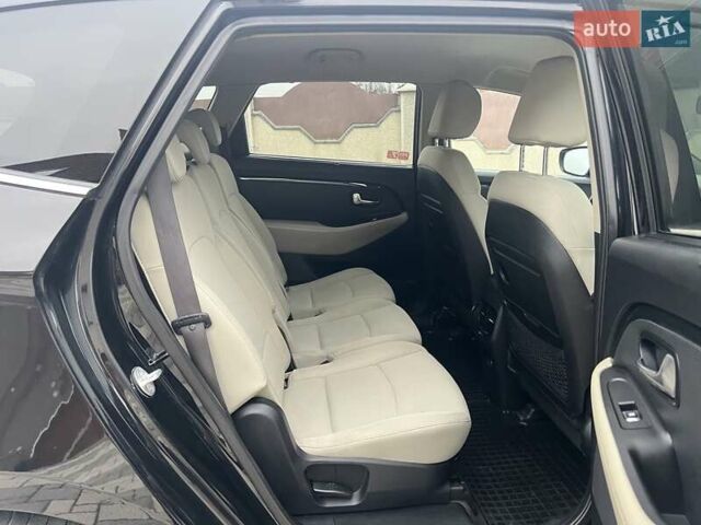 Черный Киа Каренс, объемом двигателя 1.69 л и пробегом 179 тыс. км за 10950 $, фото 104 на Automoto.ua