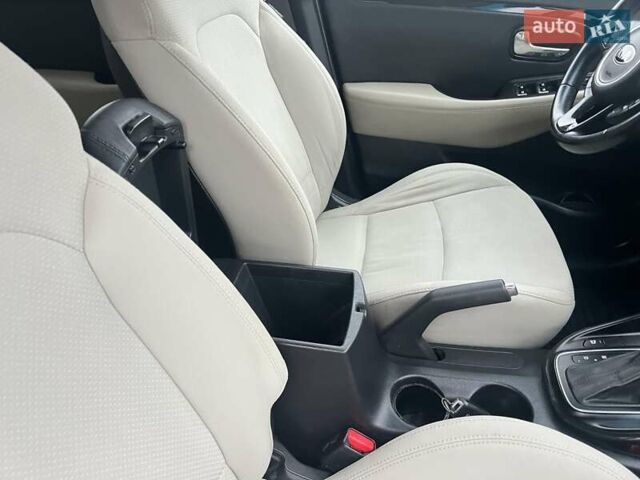 Черный Киа Каренс, объемом двигателя 1.69 л и пробегом 179 тыс. км за 10950 $, фото 96 на Automoto.ua