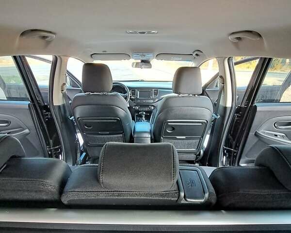 Черный Киа Каренс, объемом двигателя 1.69 л и пробегом 220 тыс. км за 12800 $, фото 16 на Automoto.ua