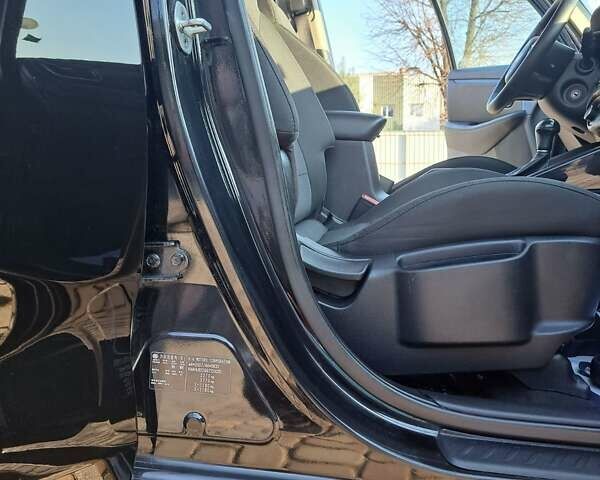 Черный Киа Каренс, объемом двигателя 1.69 л и пробегом 220 тыс. км за 12800 $, фото 4 на Automoto.ua