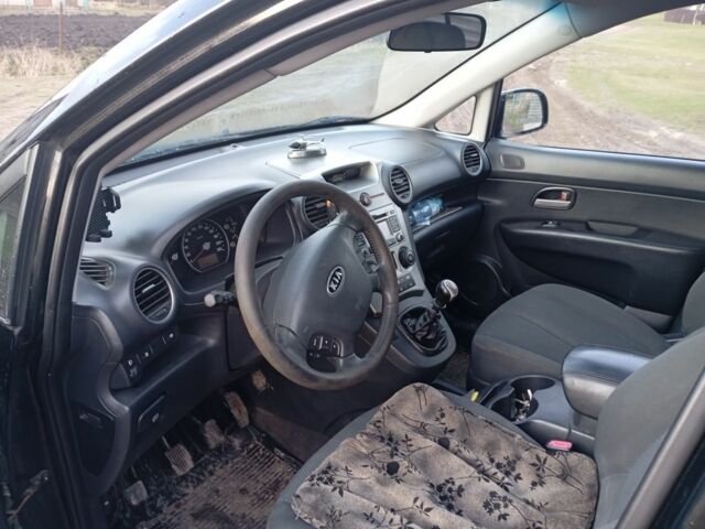 Черный Киа Каренс, объемом двигателя 2 л и пробегом 349 тыс. км за 6000 $, фото 4 на Automoto.ua