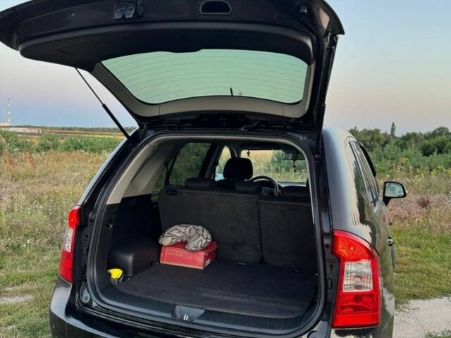 Черный Киа Каренс, объемом двигателя 2 л и пробегом 142 тыс. км за 8700 $, фото 4 на Automoto.ua