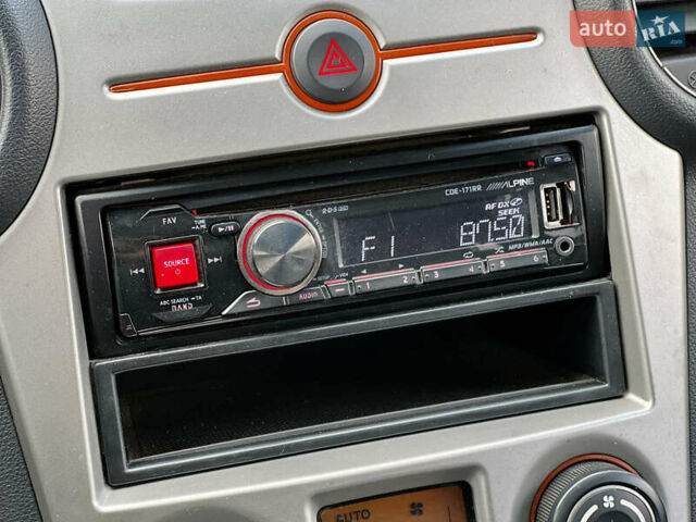 Фиолетовый Киа Каренс, объемом двигателя 2 л и пробегом 180 тыс. км за 6400 $, фото 15 на Automoto.ua