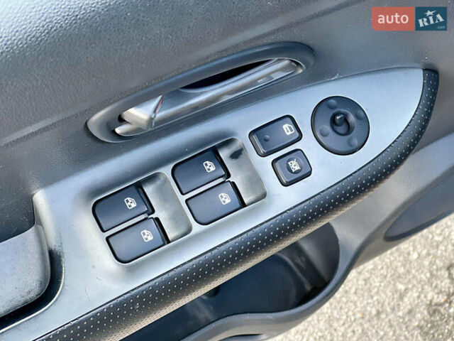 Фиолетовый Киа Каренс, объемом двигателя 2 л и пробегом 180 тыс. км за 6400 $, фото 12 на Automoto.ua