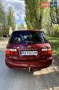 Красный Киа Каренс, объемом двигателя 2 л и пробегом 319 тыс. км за 4500 $, фото 5 на Automoto.ua