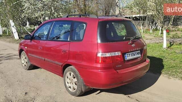 Червоний Кіа Каренс, об'ємом двигуна 2 л та пробігом 145 тис. км за 4400 $, фото 1 на Automoto.ua
